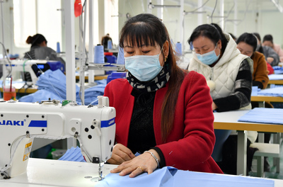 社區(qū)工廠有序復(fù)工 助力百姓脫貧增收